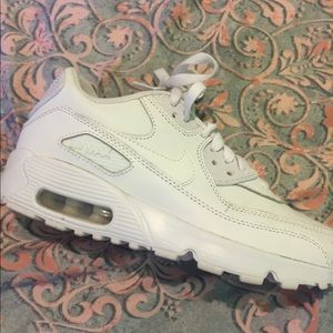 White Nike Air Max 90